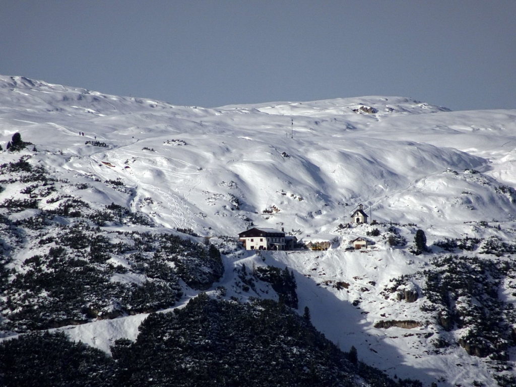 Il rifugio Bosi al Monte Piana dal rifugio Col de Varda