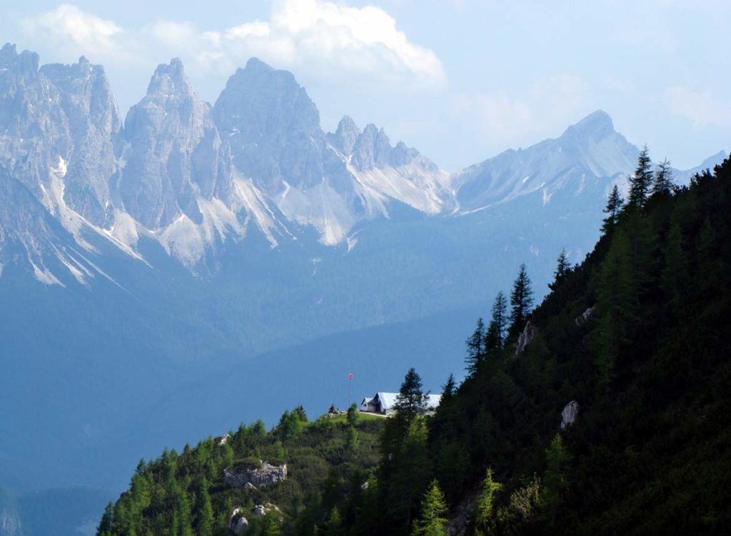 Il rifugio Ciareido da Pian de Paradis; sullo sfondo gli Spalti di Toro con forcella e Cima Spe