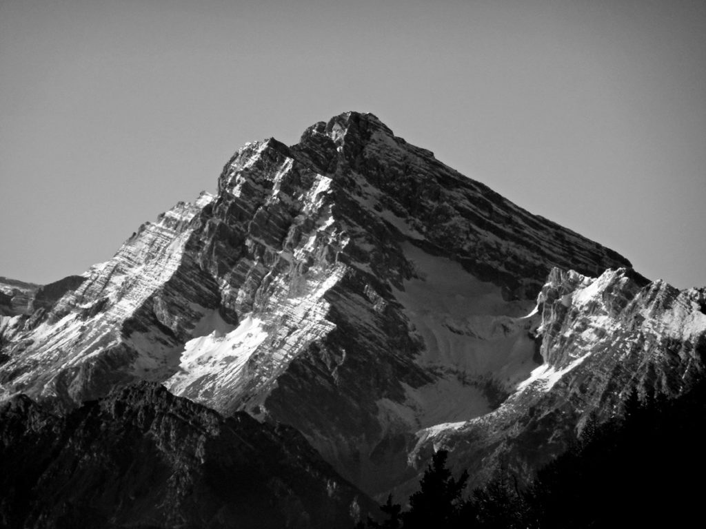 Antelao con, più in basso a sinistra, Cima Fanton; in primo piano Croda Mandrin