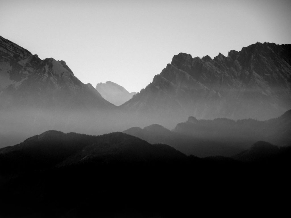 La Marmolada oltre Forcella Piccola; in primo piano il M. Brente e più a sinistra la Cresta di Pocroda