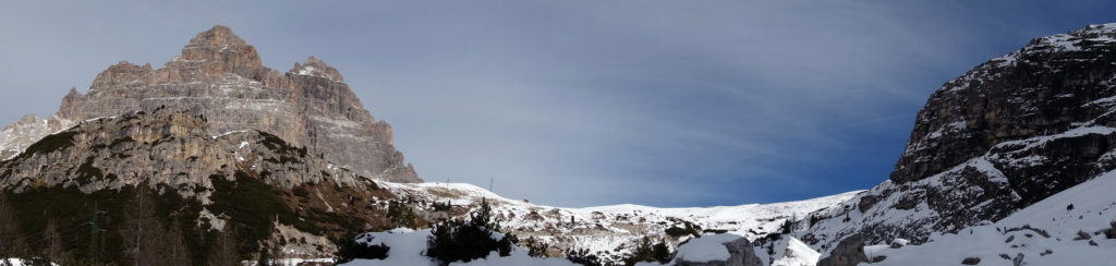 Croda del Rifugio,Cima Ovest e Cima Grande delle Tre Cime che si aprono su forcella Longeres; a seguire le balze che salgono verso le Cianpedele; in primo piano a destra il contrafforte del Col de le Bisse