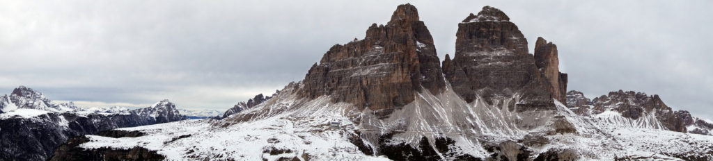 Tre Cime dalle Cianpedele; a sinistra Croda Rossa, Croda del Becco e Picco di Vallandro; a destra Paterno e Croda Passaporto