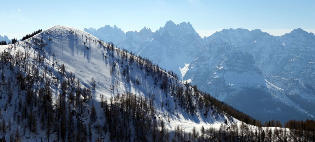 Il Colrosolo dal M. Verna; sullo sfondo Cima Giaf con il gruppo del Cridola