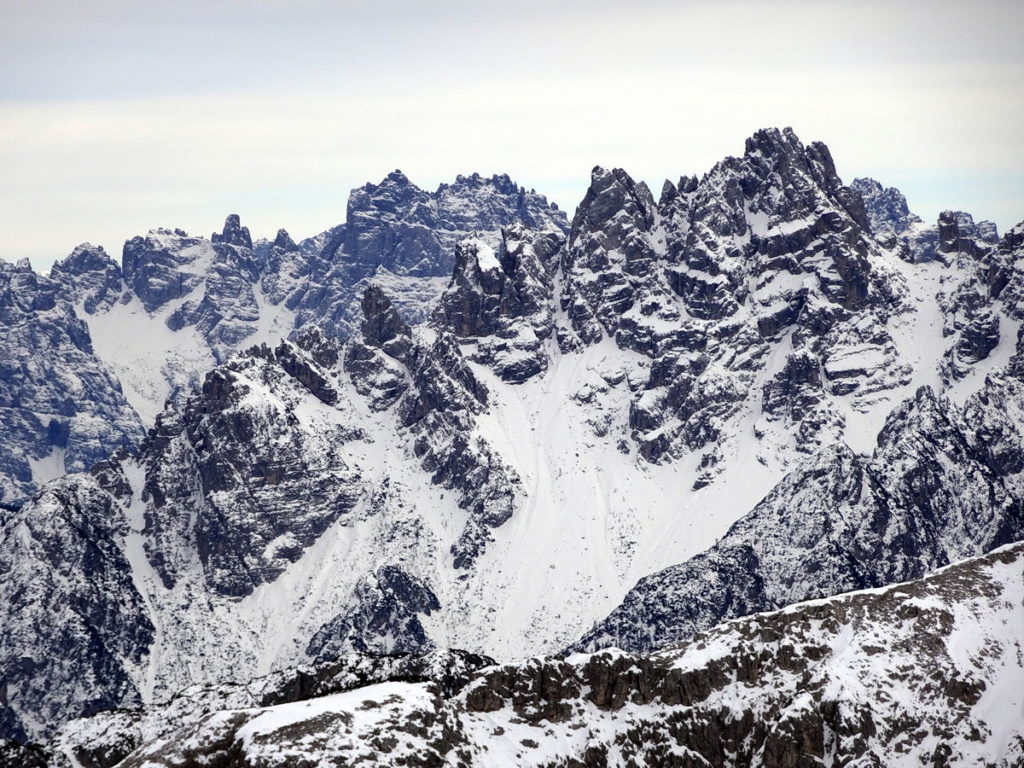 Il troncone più orientale delle Marmarole: Torre e Forcella San Lorenzo, torri Pian dei Buoi e Artù, cime NO e SE del Ciarìdo, forcella San Pietro e Pupo; sullo sfondo il gruppo del Cridola