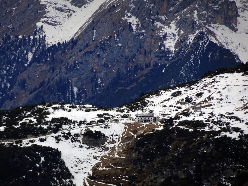 Il rifugio A. Bosi al Monte Piana con la vicina chiesetta dalle Cianpedele