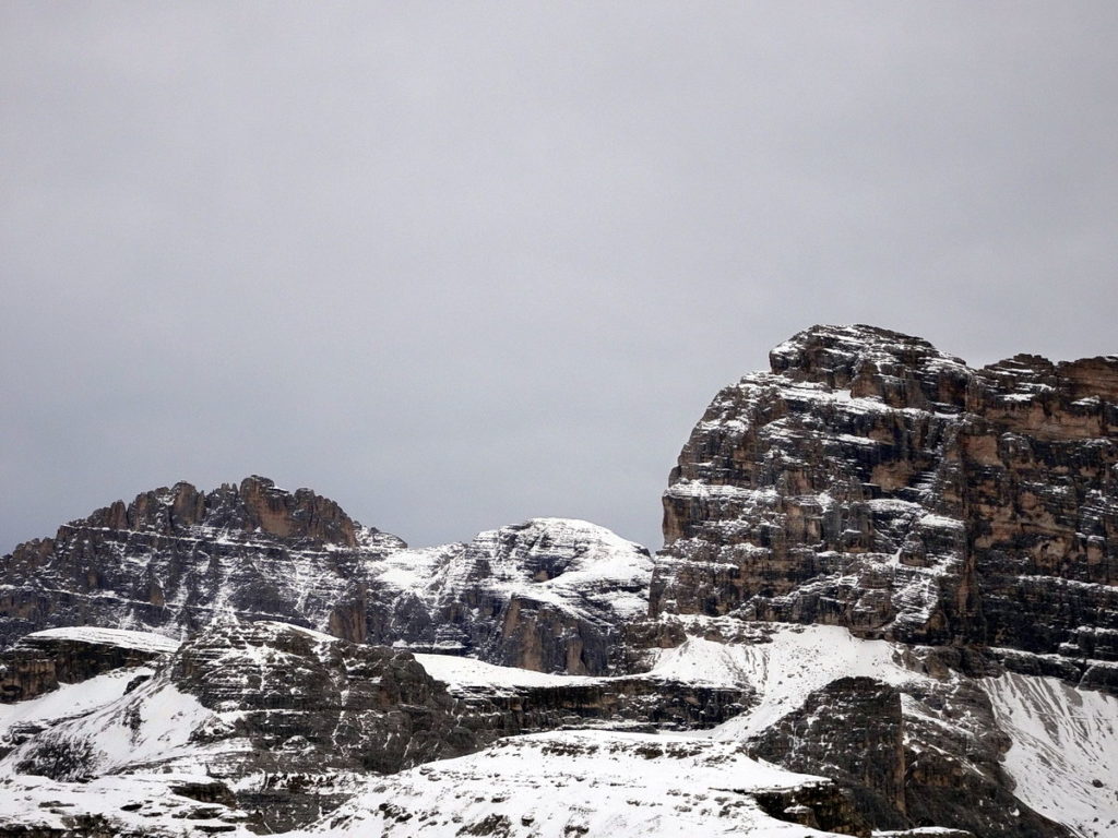 Cima Undici, Cresta Zsigmondy con la Mitria, Croda dei Toni; a sinistra, più avanzato, il Monte Cengia