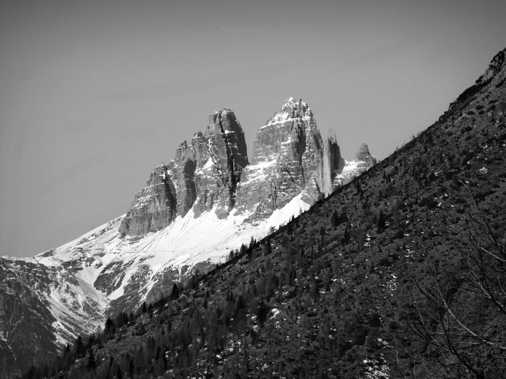 Tre Cime di Lavaredo con il rifugio Auronzo a forcella Longeres, alla testata del Vallon di Lavaredo; in primo piano il pendio delle S-ciare sottostante lo Schiavon