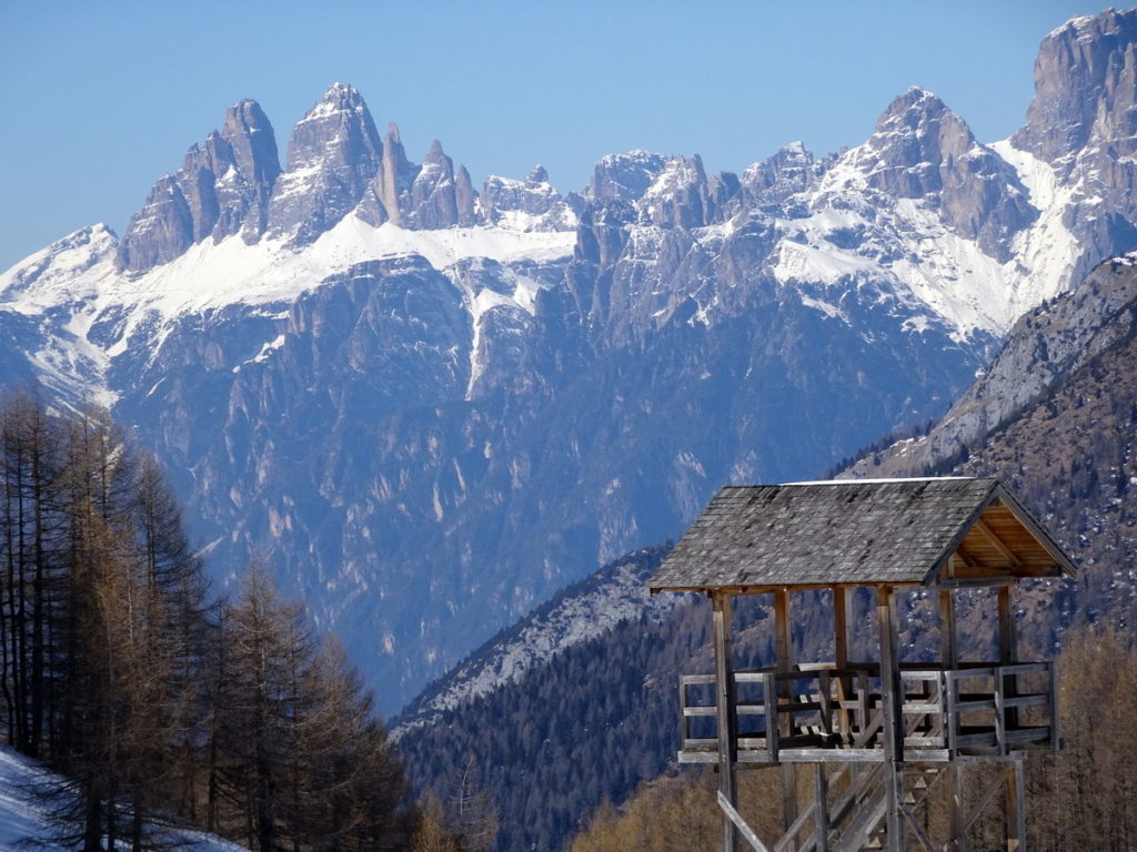 Le Tre Cime compaiono là in fondo, oltre l