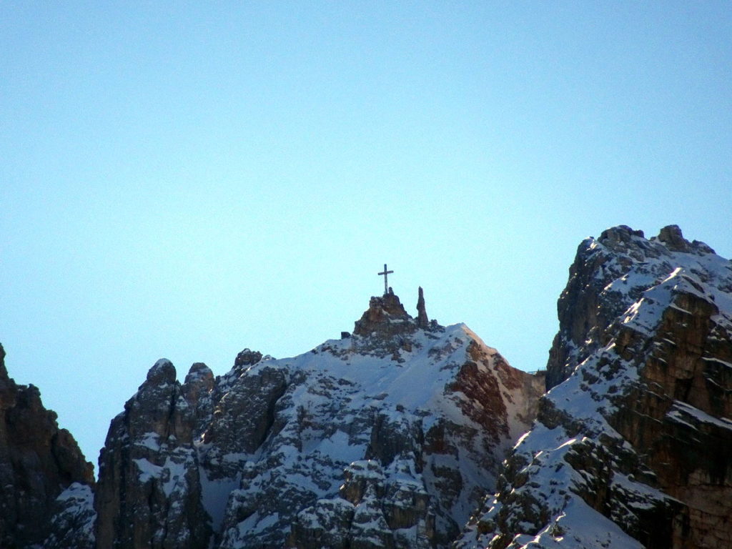 Cima NO del Cristallo affiancata dalla forcella Staunies, con la croce retrostante il rifugio Lorenzi