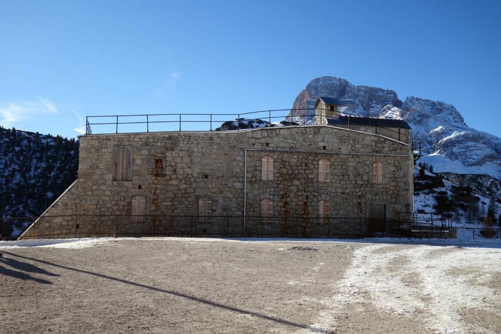 Forte di Vallandro (o di Prato Piazza) con lo sfondo della Croda Rossa d’Ampezzo