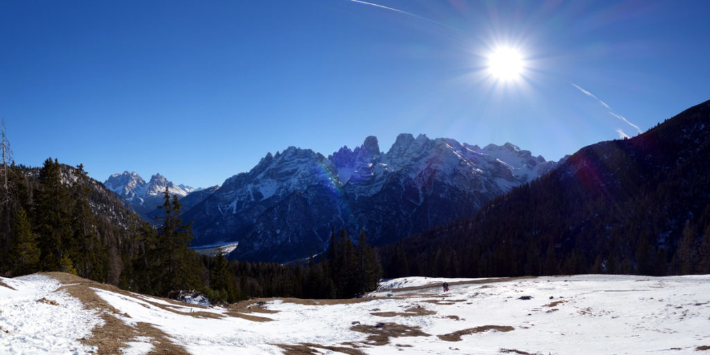 Scorcio panoramico sui Cadini di Misurina e sul gruppo del Cristallo dalla Val di Specie; sulla destra i fianchi boscosi del Col dei Canope