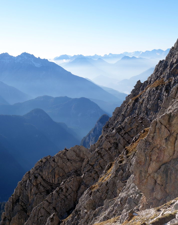 Tratto di salita verso la cima ovest di m. Brentoni con scorcio verso Montanel, Sassolungo, M. Rite