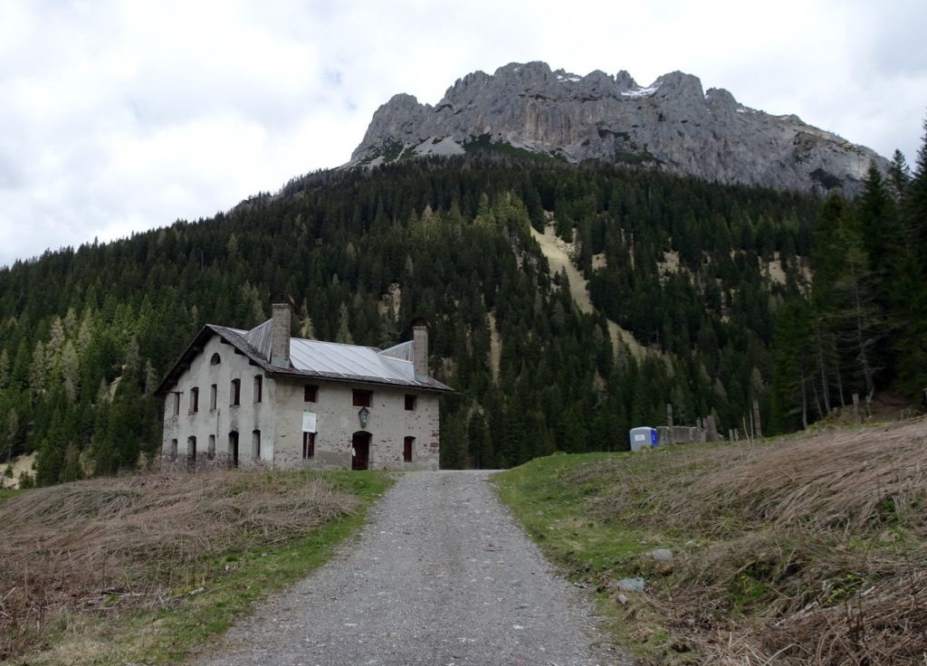 Casera Campo, sullo sfondo la Creta di Mimoias