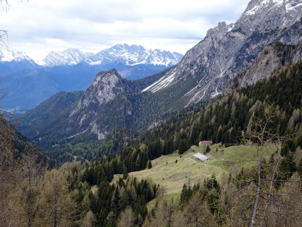 Casera Losco con Val Piova, Col e Forcella Stareza in secondo piano e lo sfondo delle Marmarole