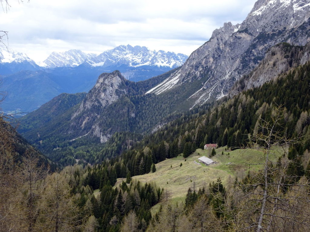 Casera Losco con Val Piova, Col e Forcella Stareza in secondo piano e lo sfondo delle Marmarole