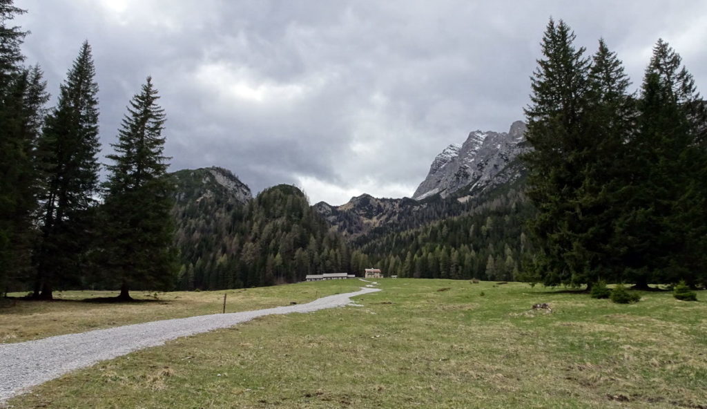 Casera Pian de Sire allo sbocco della Val Inferno