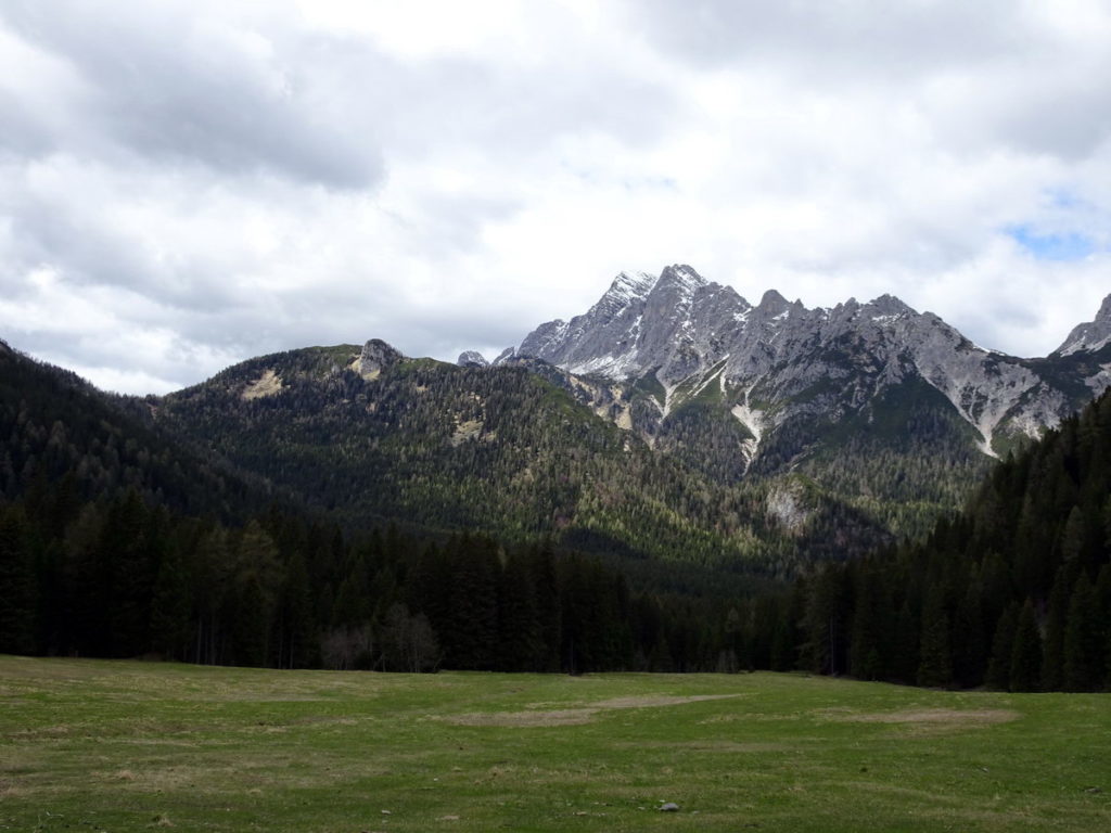 Da Casera Campo verso M. Losco, Pian de la Busa (sede dei ruderi del ricovero militare di Val Inferna) e M. Brentoni