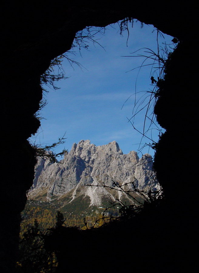 Postazione del Parco della memoria di Pian dei Buoi; sullo sfondo il M. Ciarìdo