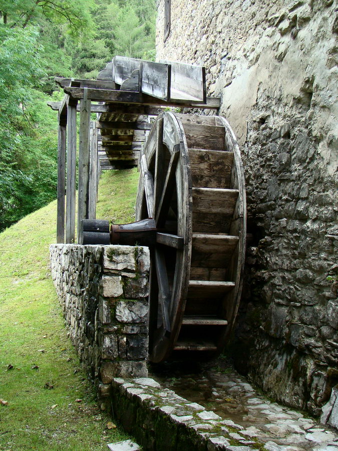 Ruota di mulino a cassetto con carico “per di sopra” (Roggia dei Mulini di Lozzo)