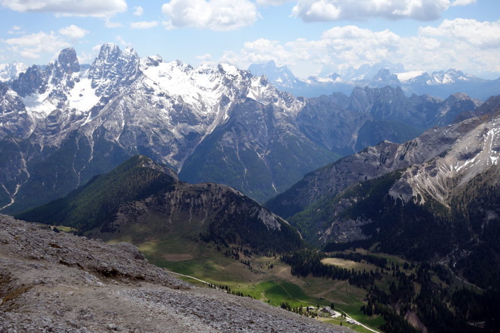 Salendo al Picco di Vallandro verso Pratopiazza e il Col Rotondo dei Canopi, sullo sfondo del gruppo del Cristallo. Si distinguono in basso il rifugio Pratopiazza e l