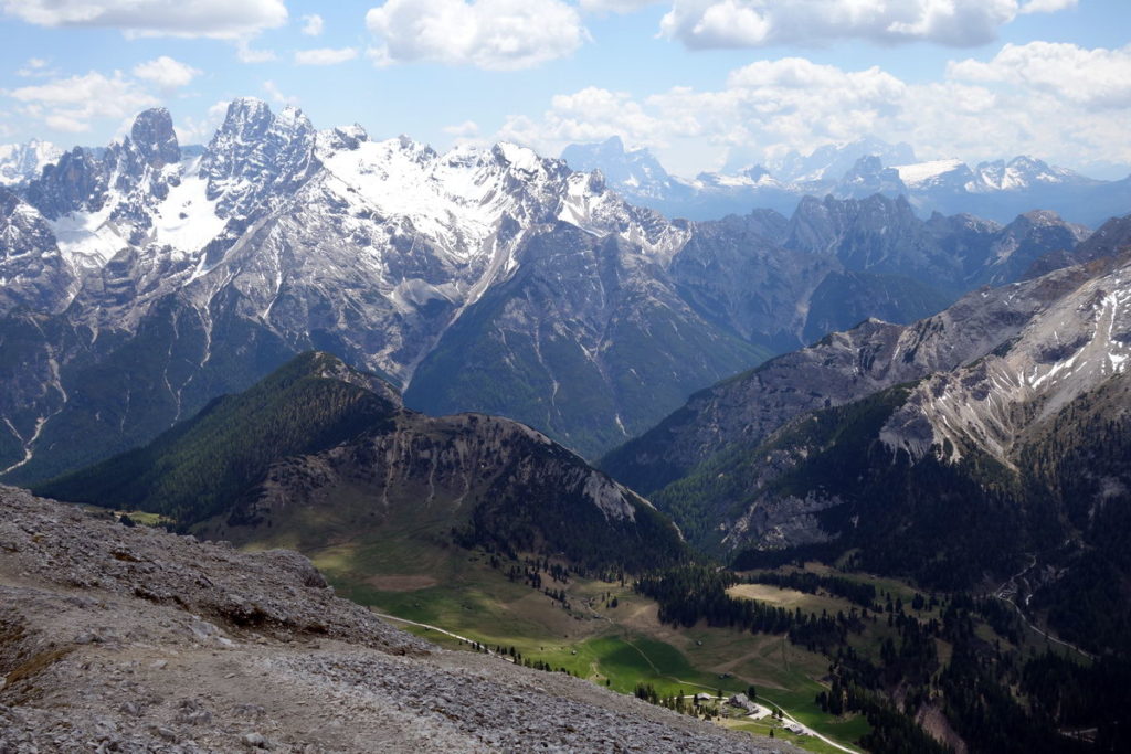 Salendo al Picco di Vallandro verso Pratopiazza e il Col Rotondo dei Canopi, sullo sfondo del gruppo del Cristallo. Si distinguono in basso il rifugio Pratopiazza e l