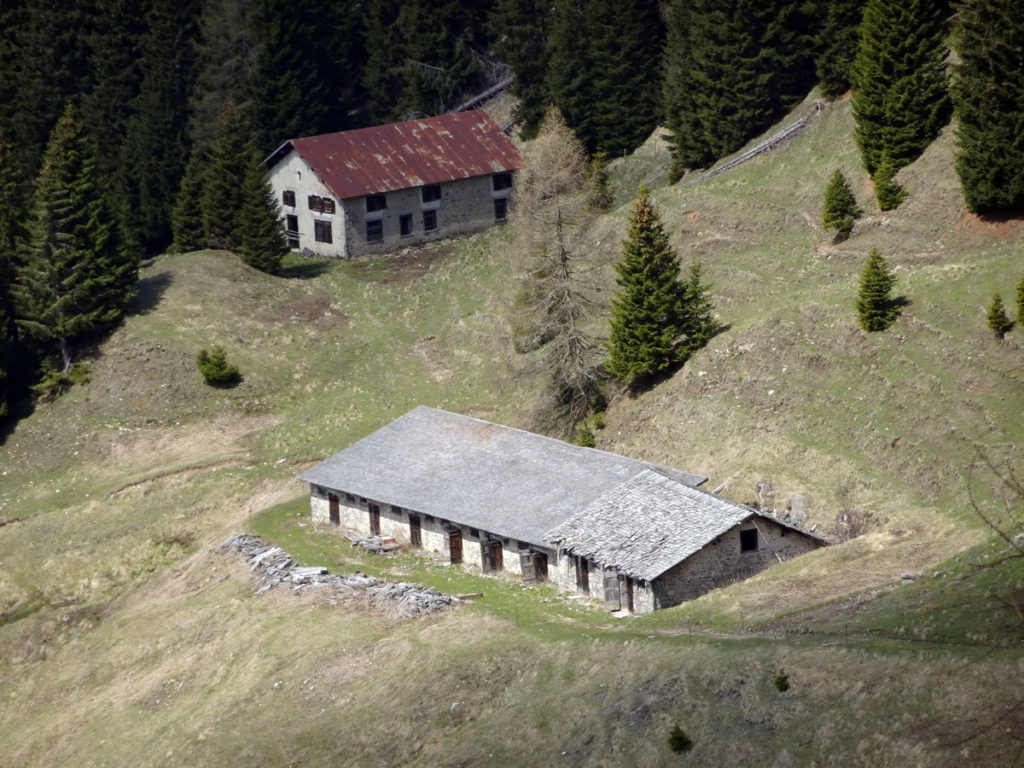 Casera Losco dalla strada del Col Rementera