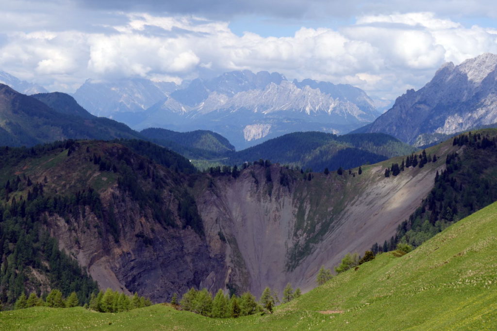 Il Col dei Zei tra il Col di Rioda e il COl Cervera con la frana sul Rio Ampiadè; sullo sfondo le Marmarole