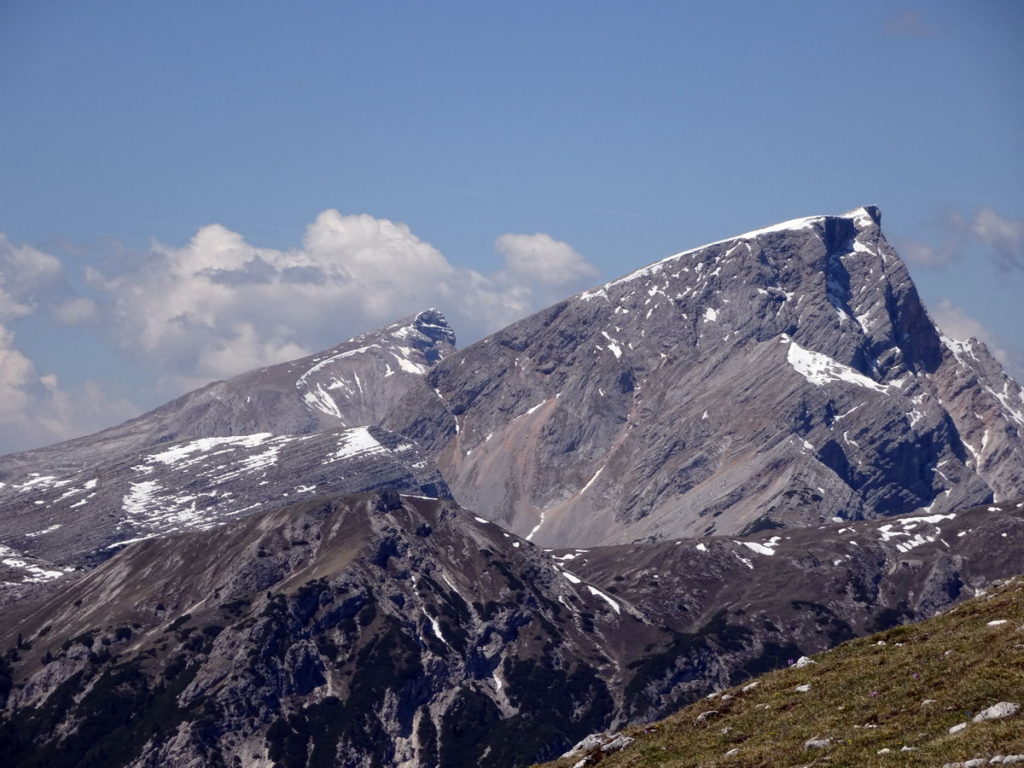 Croda del Becco salendo al Picco di Vallandro; più lontano il Monte Sella di Sennes