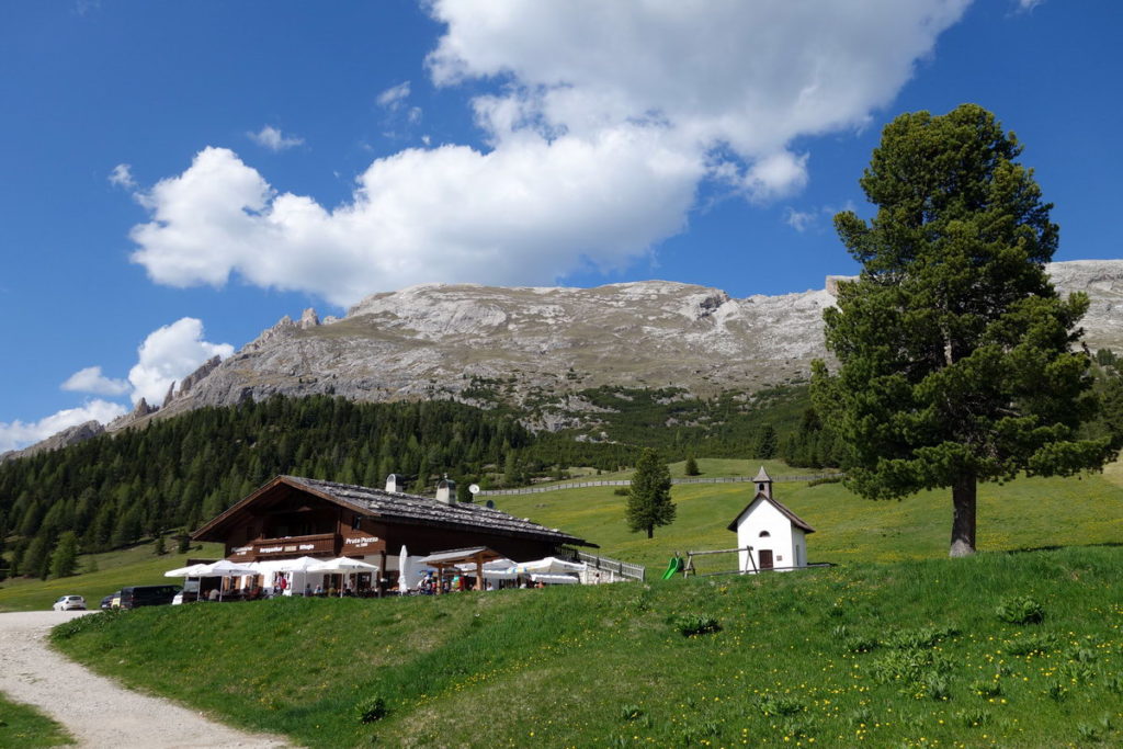 Il rifugio Pratopiazza con lo sfondo del versante sud-ovest del Picco di Vallandro