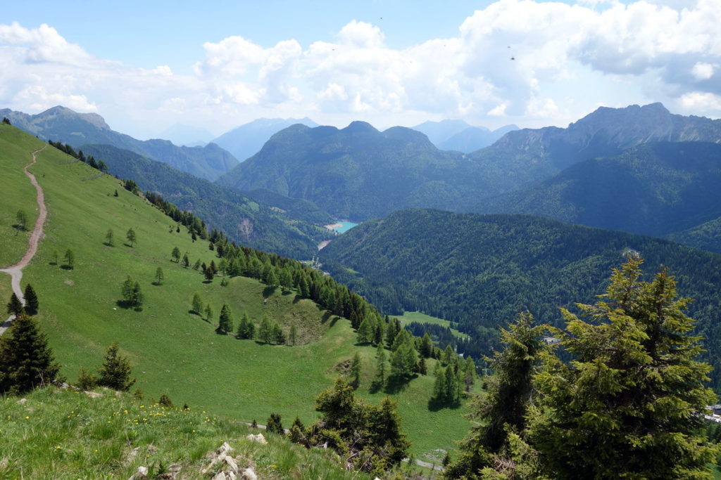 Il lago di Sauris dalla sommità del M. Festons; in corrispondenza del lago i monti Sesilis, Colmaier e Nauleni