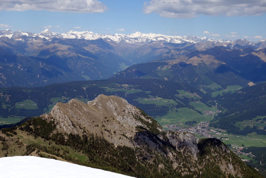 M. Serla dalla cima del Picco di Vallandro; in basso Dobbiaco, a sinistra si intuisce il solco della Val Casies