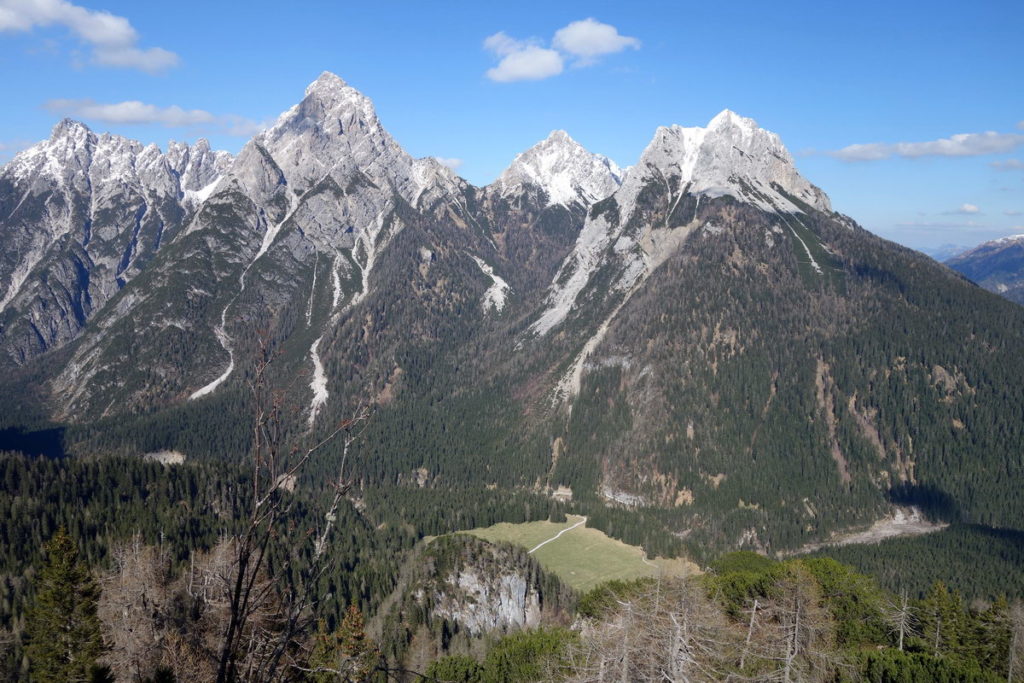 Terza Medie e Terza Grande, passo Oberenghe, Cresta di Enghe e Creta di Mimoias, alla base della quale si apre il pascolo di Pian de Sire