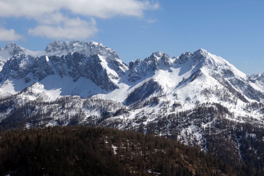 Tudaio di Razzo con la Cresta dei Tudai oltre i quali si eleva il Tiarfin