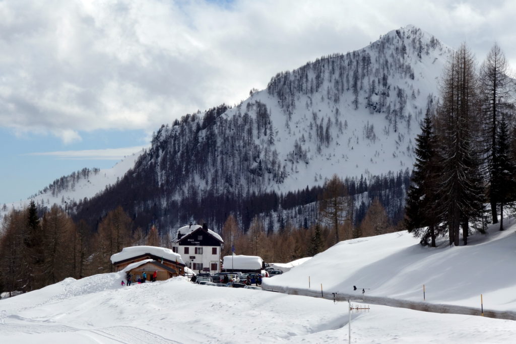 Baita Ciampigotto e rifugio G. Fabbro sullo sfondo del Col Marende