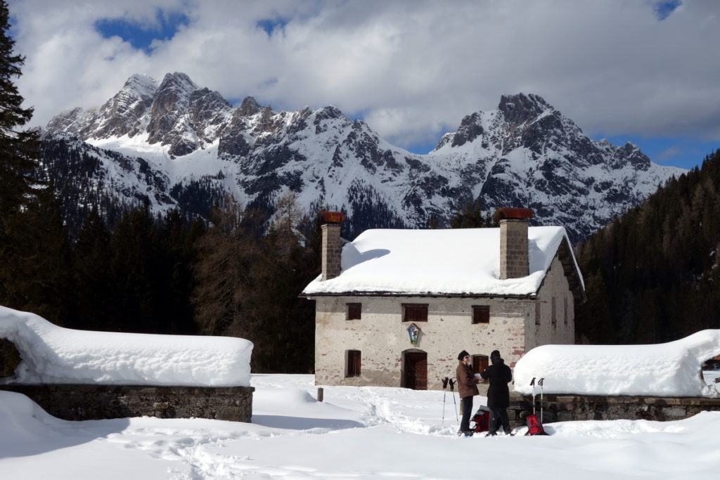 Casera Campo: sullo sfondo M. Brentoni, Torrioni di Val Inferno, Forcella Valgrande e M. Cornon