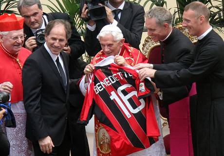 il papa riceve la maglia del milan